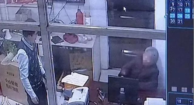  索赔|老人在超市偷东西被抓，5分钟后突然发病，家属索赔16万元