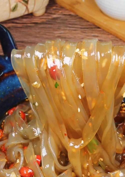 好吃|比小摊买的好吃百倍的酸辣粉,5分钟就搞定,连汤汁都不剩!