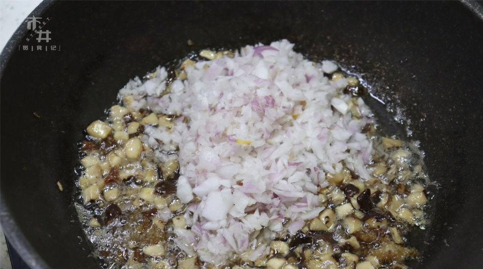  肉丁|自制香菇肉丁酱，拌啥都好吃，20元成本做一大碗，不用去超市买了