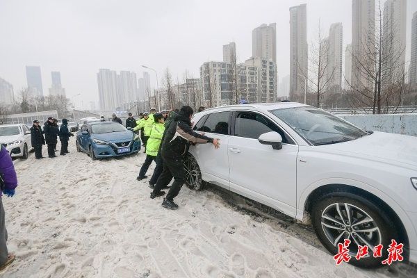 冰雪路车滑难行，他们变身“推车侠”