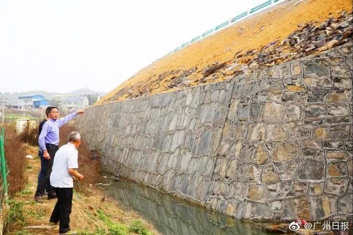  高速公路|男子救起落水女孩后又把她告上法庭 女孩家属：理解并支持