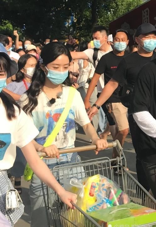  小蛮|《中餐厅》最新路透，赵丽颖秀小蛮腰，杨超越加盟元气满满引期待！