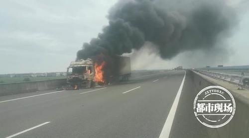  高速|吓人！“火车”开上高速，司机却毫不知情