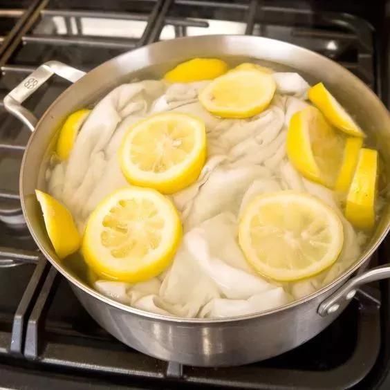 发黄|衣服发黄，别用漂白剂了，水里加点它，比新买的还干净！