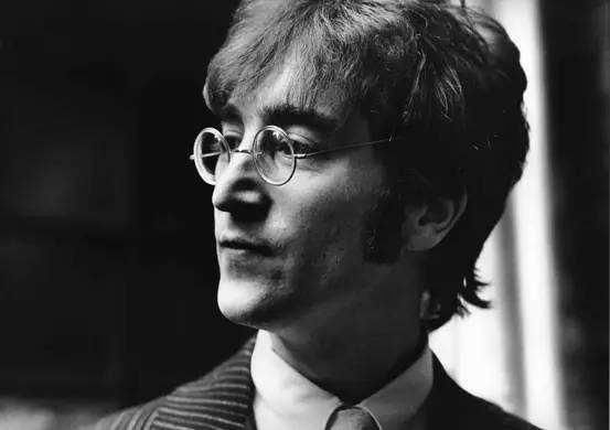 传奇|开创摇滚时代的披头士传奇巨星列侬，做了5年奶爸，被歌迷枪杀