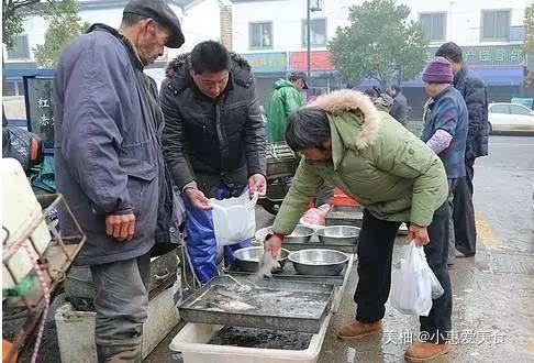 做成|菜市场的死鱼死虾都去了哪里？卖鱼佬：丢掉太浪费，用途可多着呢