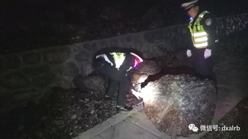 滑坡|险!山体滑坡坠石块暖!交警雨中忙清理