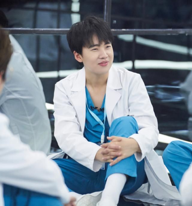  合作|黄明昊霸气捏郭麒麟下巴，弹幕却都在呼唤蔡徐坤