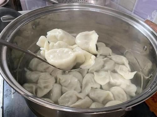  饺子|调饺子馅，一般是三放两不放，白菜猪肉馅的饺子是我们的最爱