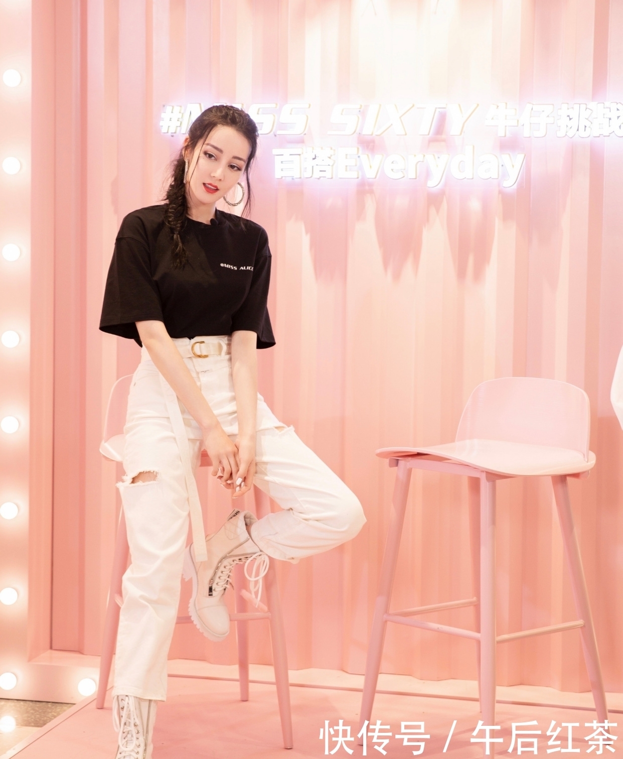 迪丽|迪丽热巴人美又会穿，白色工装配白色热裤，轻松秀出“漫画腿”