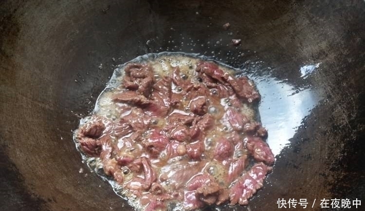 吃起来|炒牛肉别再加淀粉了!大厨:多加一点它,牛肉爽滑入味,嫩极了!