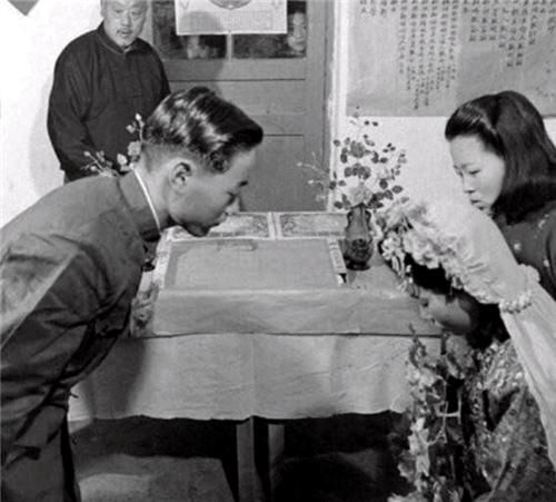 新郎|民国包办婚礼现场照：都是未成年，新娘确实漂亮，新郎一脸无所谓