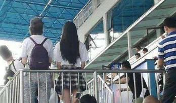  偷拍|男子闹市偷拍女孩隐私，不料全程被路人偷拍，男子：偷拍真恶心！