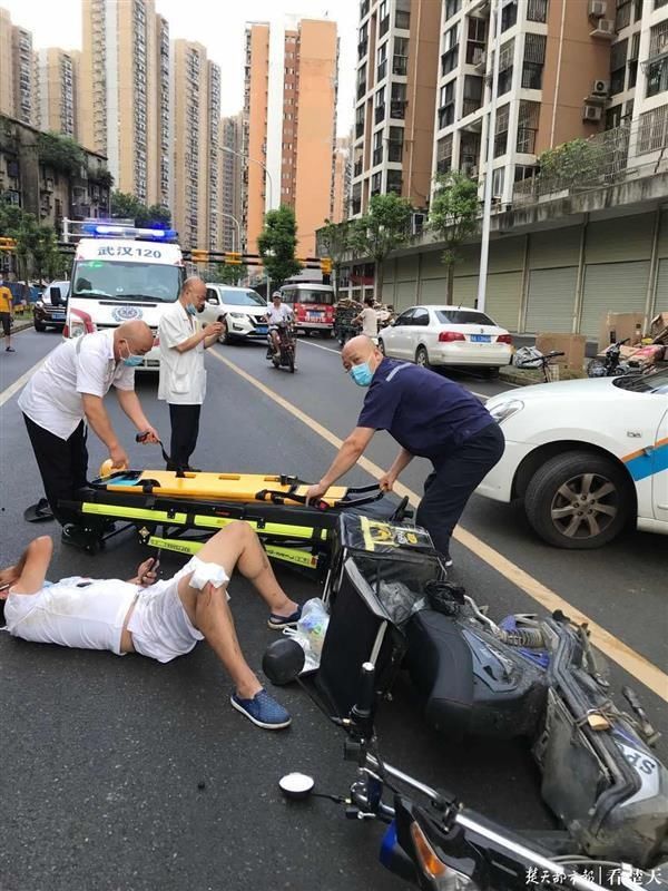  电动车|前方电动车掉头，外卖骑手急刹车避让摔伤