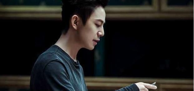  签约|何炅戳穿娱乐圈黑幕：签约100人只捧一个，赚剩下99人违约金