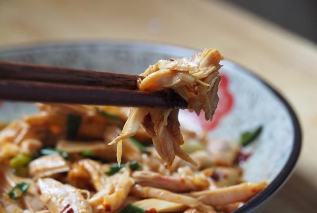  鸡胸肉|家常凉拌鸡丝的做法，这样做香辣开胃又解馋，方法超简单