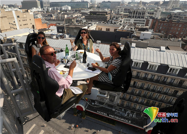 美食|比利时“空中餐厅”独特就餐体验 顾客悬空享美食