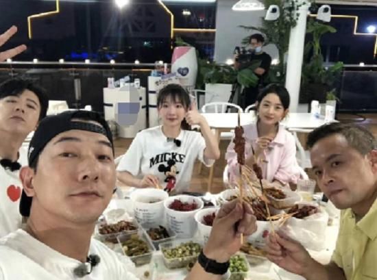  杀青|赵丽颖、杨超越谁的地位高？《中餐厅》杀青照中的站位一目了然