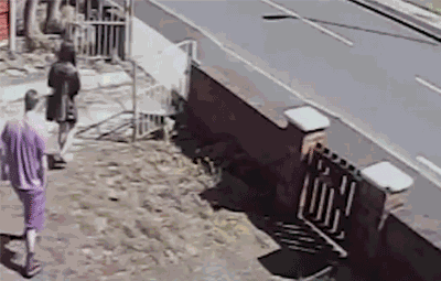 大爷|搞笑GIF趣图:哥们,你这求婚姿势真是帅爆了,大家都看好你哦