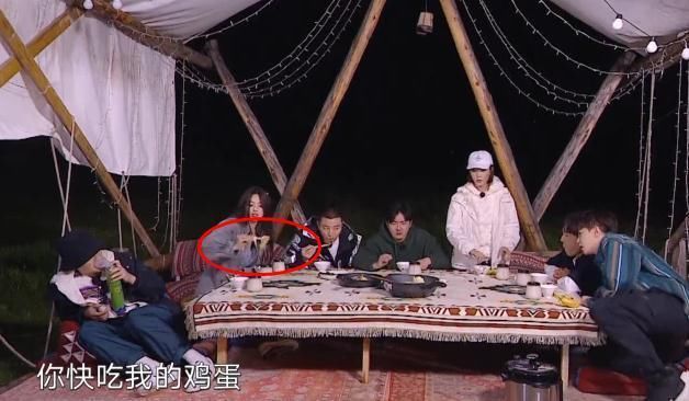  自觉|杨超越给邓伦夹菜，他下意识动作圈粉无数，网友：单身人士的自觉