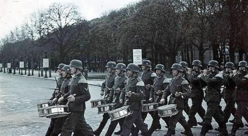 香榭丽舍的大街上|老照片：1940—1944，德军占领下的法国巴黎，图2凯旋门大阅兵