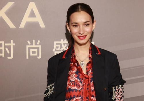 搭配|卢靖姗越看越美,穿基本款短裤参加活动,多看两眼就移不开视线