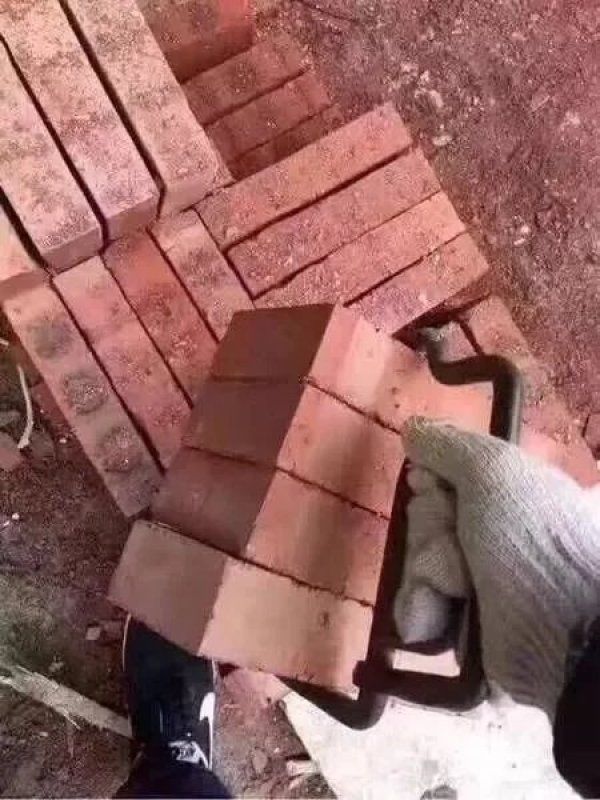 男子|男子商场内试戴项链,4秒后疯狂逃窜溜走