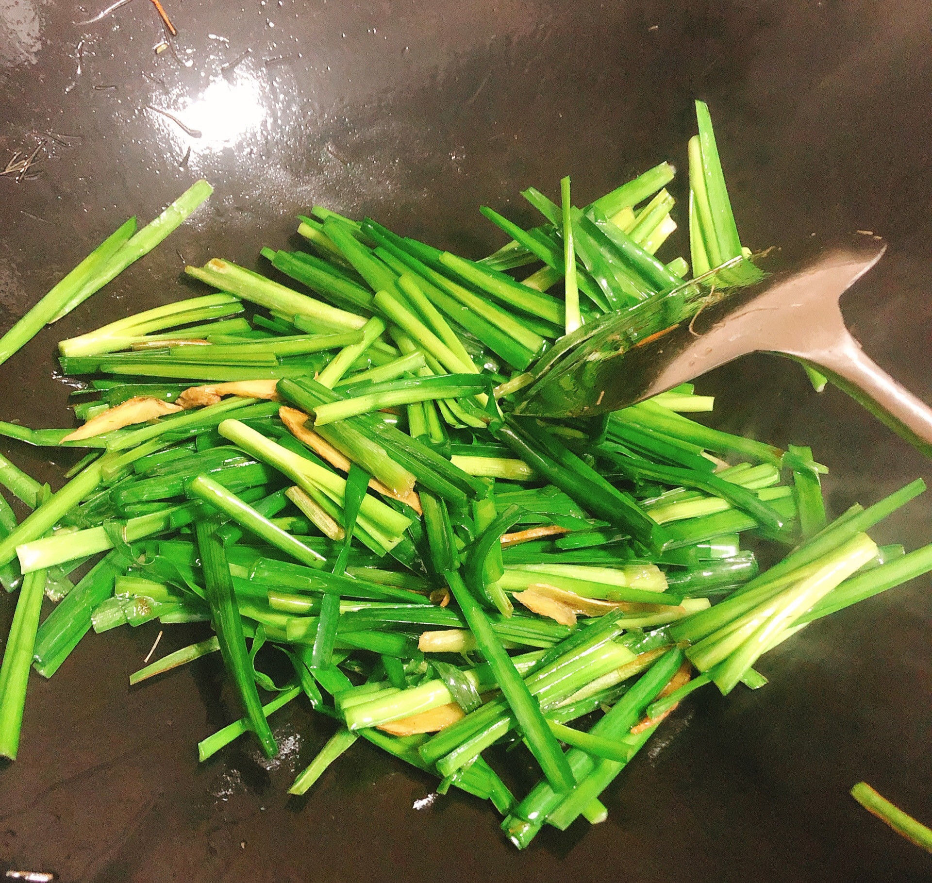 韭菜|香喷喷的韭菜炒虾米,小孩子长身体要多吃,开胃又营养