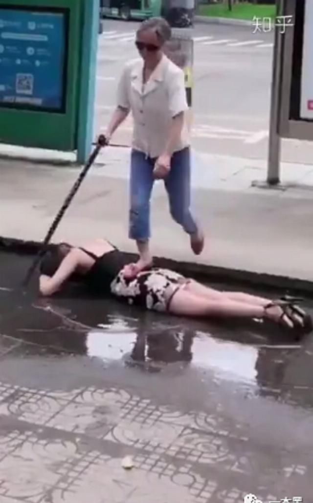  表面|土味正能量：表面low逼，背后赚的一批。