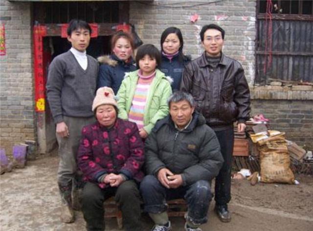 中国|15年前，那个带着妹妹上学，感动中国的洪战辉，如今怎么样了