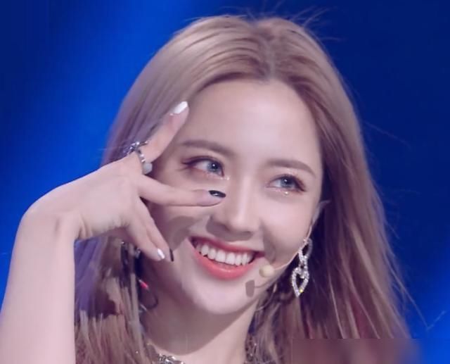  学弟|硬糖少女助阵《明日之子》唱跳炸台，陈卓璇飙高音学弟表情很真实