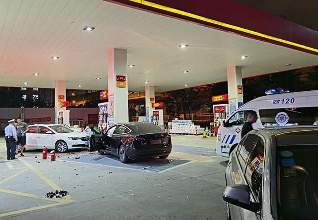 AP|加油站现未上牌Model 3，惨遭趴下，AP：就想加个油尝尝味