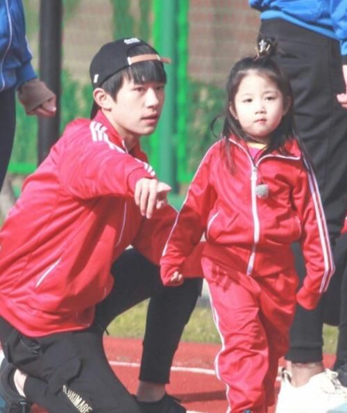  中扮演|《放开我北鼻》的“神仙选娃”，四年后都成小童星，李尖尖姜小树小卷