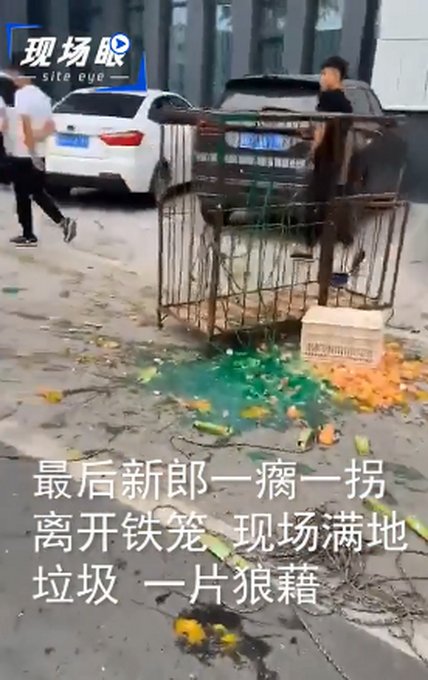 网传|又见“婚闹”？网传“小伙结婚只穿内裤被关铁笼浇绿漆”，网友怒了