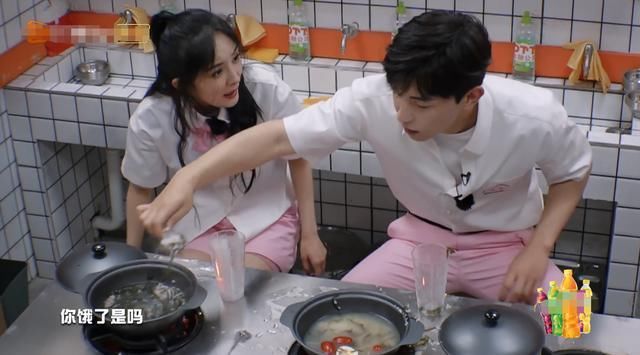  嘉宾|密逃：嘉宾被迫吃“剩饭剩菜”，镜头拉近后，网友：这让人怎么吃？