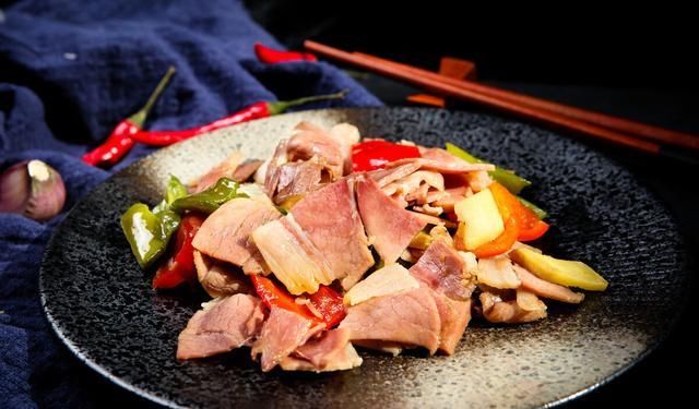 下锅|做青椒炒肉,别急着下锅,多这一步,炒出来的肉又鲜又嫩还入味