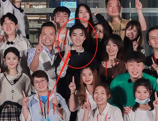  杀青|《中餐厅4》杀青合影，黄晓明站C位，我却注意到王俊凯的脸