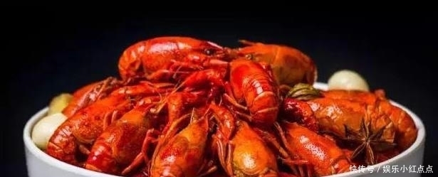  金针菇|我朋友来家吃饭。我母亲端上了一些美味的家常菜