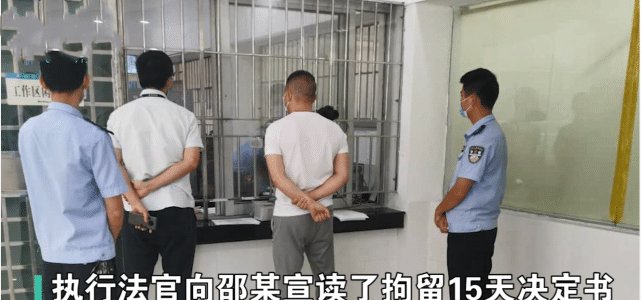  欠债|男子欠债不还, 执法人员从家中搜出这些后, 家属当场转账1800万