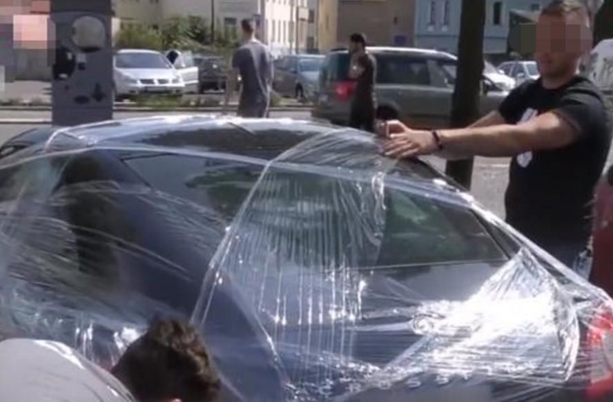 报复|乱停车堵在超市门口，老板用保鲜膜报复，车主开车时脸都绿了