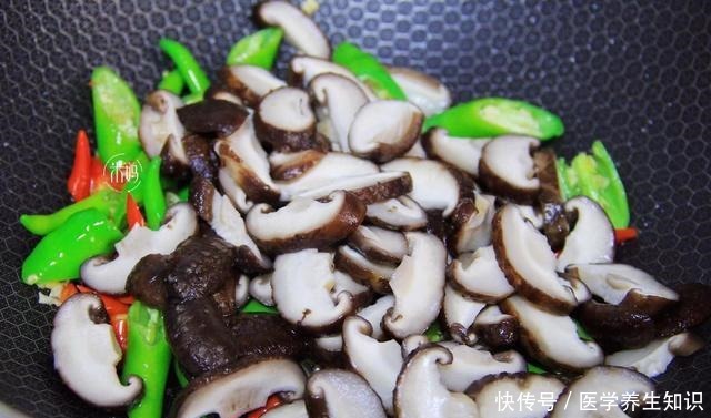 入秋|入秋后,我家常吃的一道菜,10分钟搞定,好吃到连汤汁都不剩