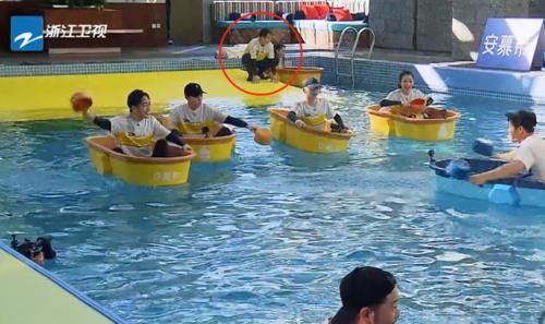  水上|蒋依依生理期坚持录跑男？遇水上游戏时，一旁郑恺的反应才是亮点