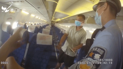  擅自拉动|飞机刚到厦门，这名大学生就被拘留！全因“手欠”……