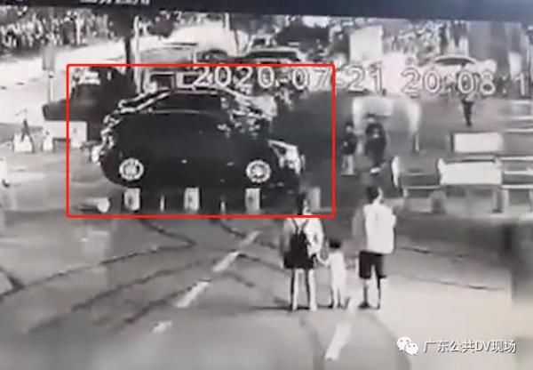  表演|怎么做到的？！司机开车误上石墩“表演跳桩”