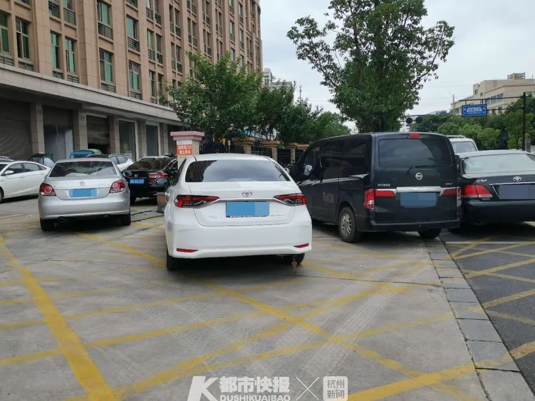  挪车|浙江男子将车停在消防局门口被要求挪车，他说正和朋友聚会，1个半小时后再来……