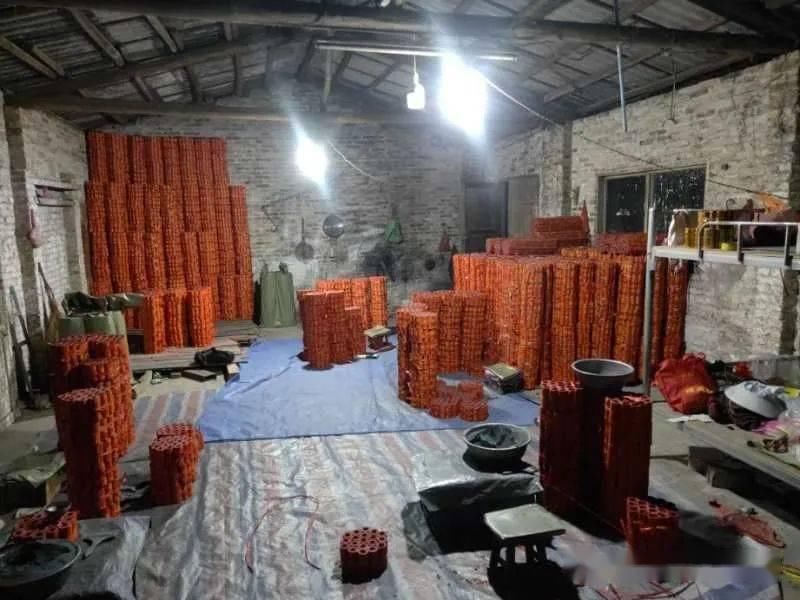 着事|玉州警方成功捣毁一个非法生产烟花炮竹窝点,屋主也着事了.