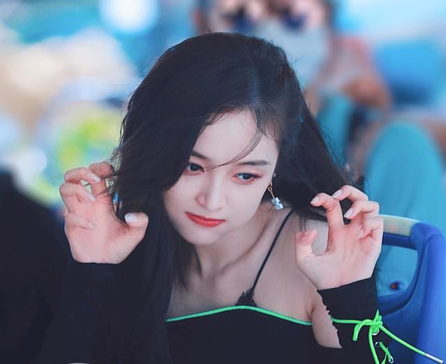  黄新淳|吴宣仪骑电动车载黄新淳，看清黄新淳手放的位置，人品好坏很显然