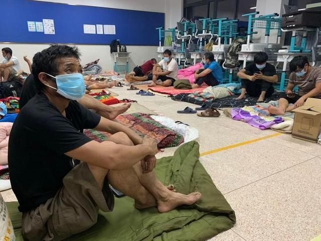  严防|严防“黑格比”｜工棚不安全，都去避灾点吧，吃的喝的都准备好了