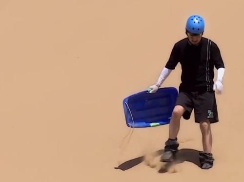  道具|极限挑战尝试滑沙，大家结束时都把道具拿走了，而谁注意杨超越？