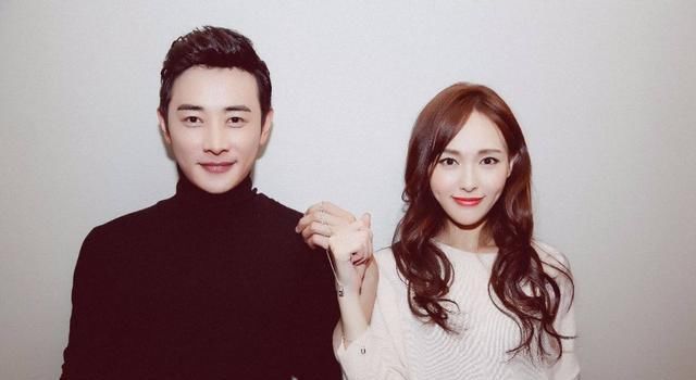  婚变|罗晋与唐嫣婚变? 罗晋与女助理行为亲密, 挽手打闹还整理帽子